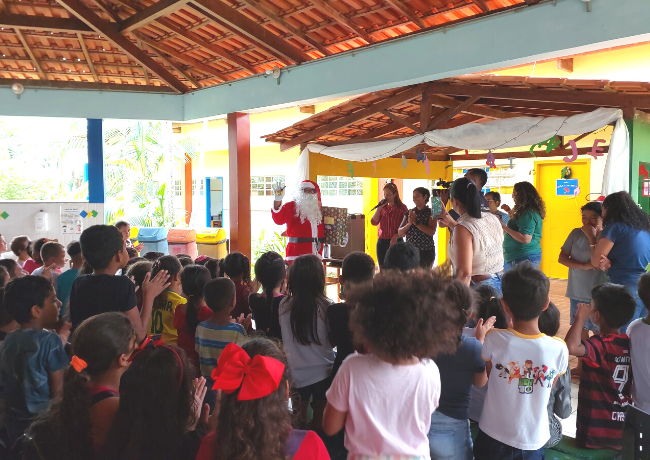 Escola de Samambaia ganha visita do Papai Noel em ação social de Natal